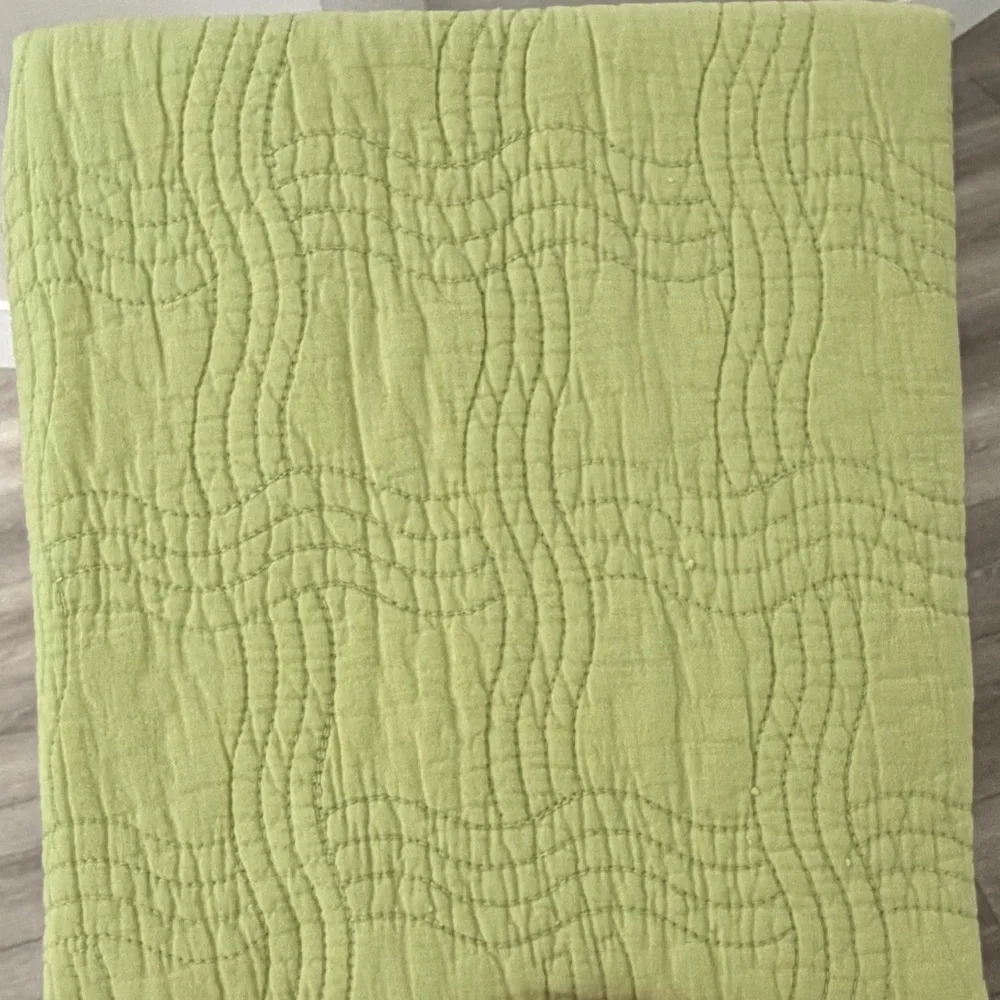 Green Quilted Scalloped Wavy Edge Pillow Shams Set 2 Standard - Picture 4 of 5